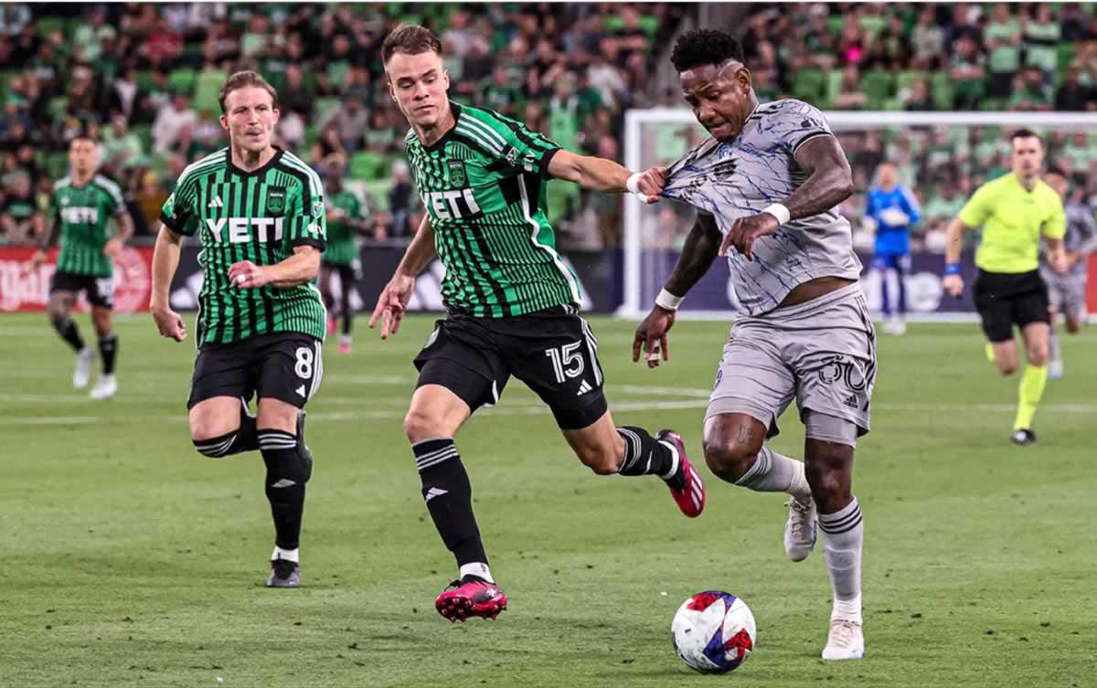 Romell Quioto es marcado por el defensa finlandés del Austin FC, Leo Väisänen.