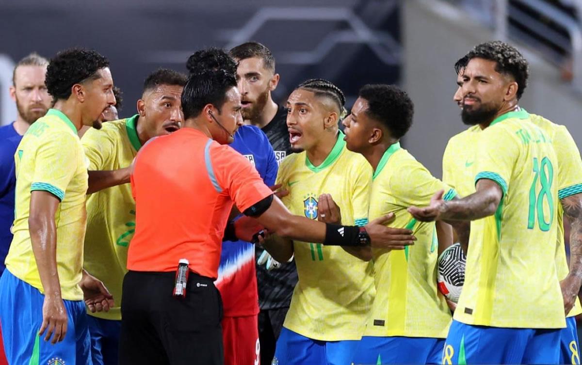 Saíd Martínez tratando de explicarle la decisión a los jugadores brasileños.