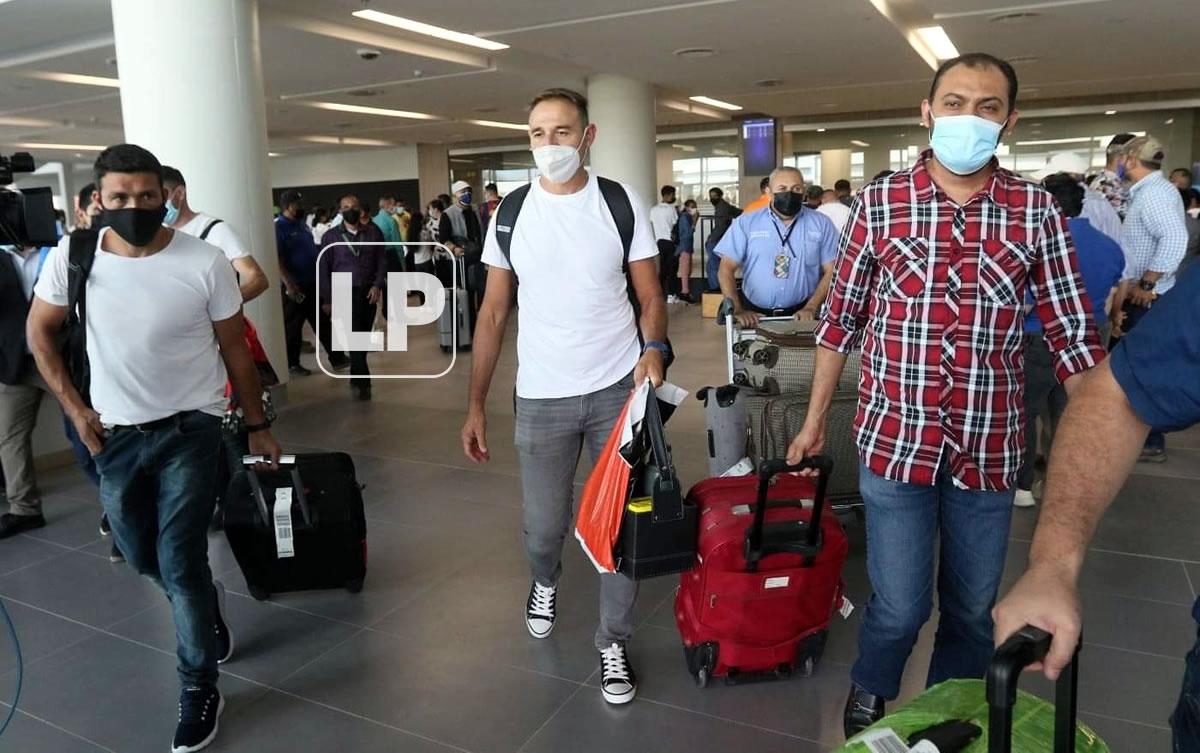 Hernán ‘La Tota‘ Medina llegó acompañado de su cuerpo técnico.