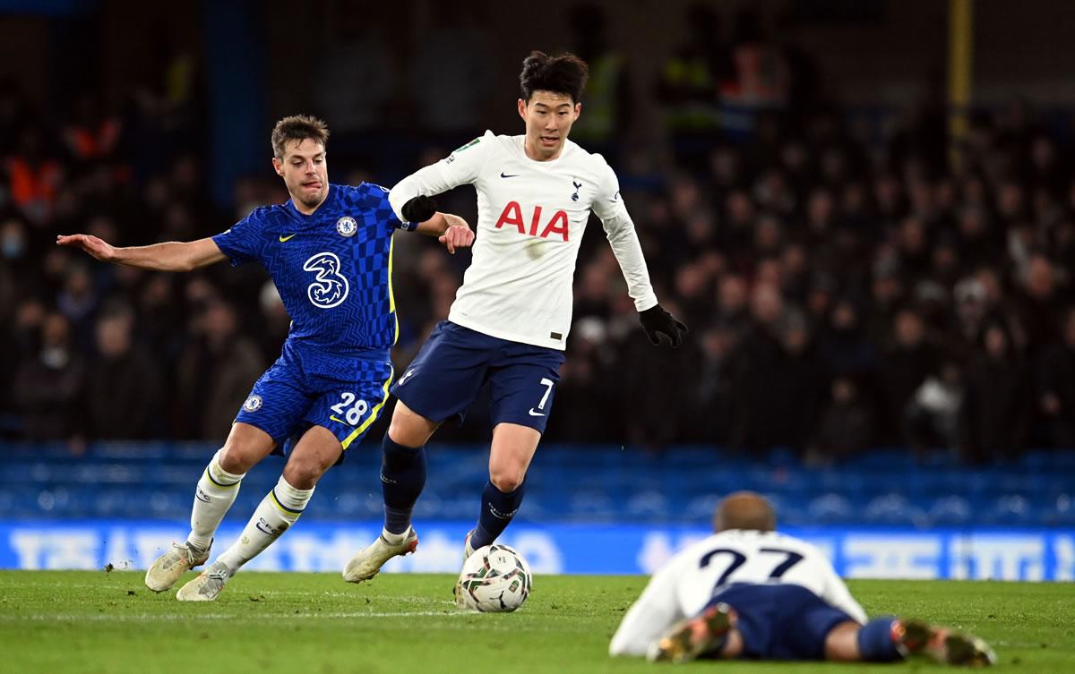 Heung-Min Son protege el balón de César Azpilicueta.