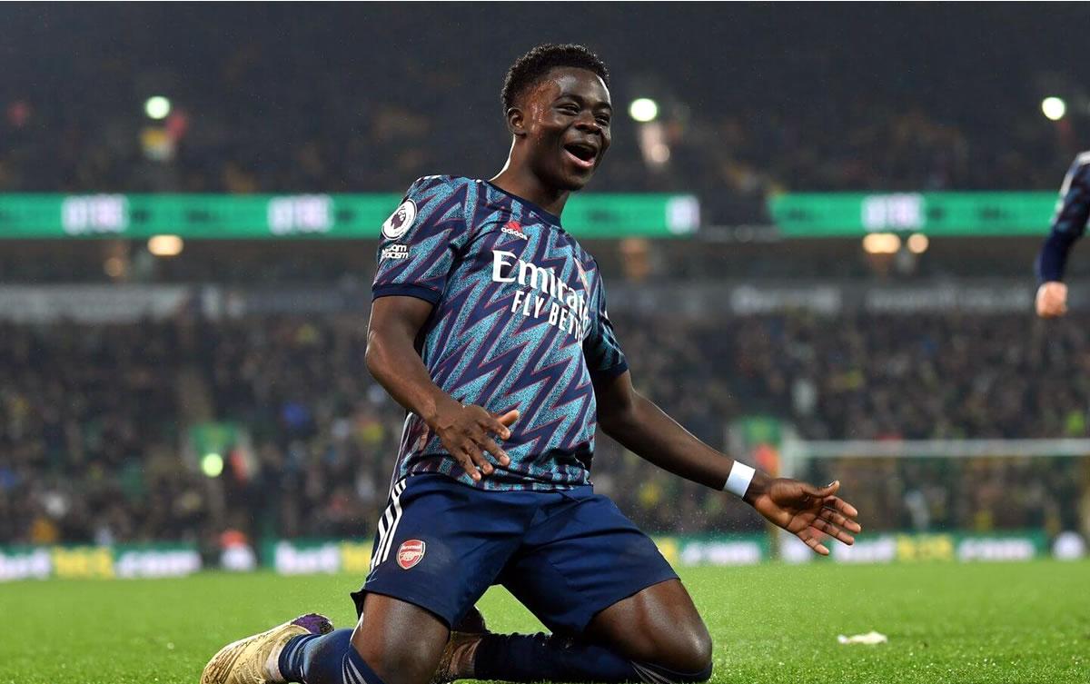 Bukayo Saka fue una de las figuras del partido con su doblete.