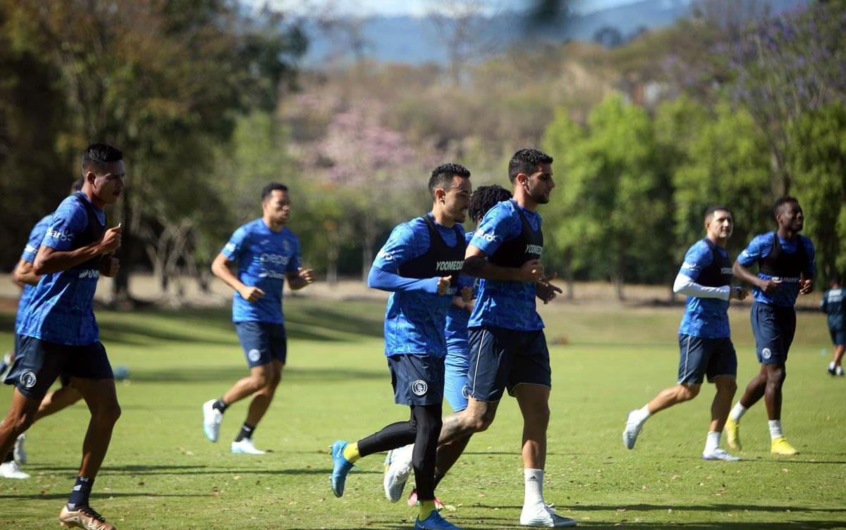 Jugadores del Motagua realizando un calentamiento previo al entreno.