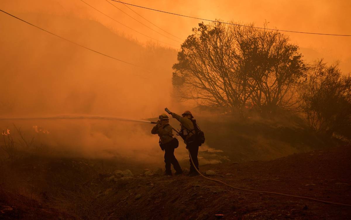 Dos incendios forestales avanzan en el sur de California