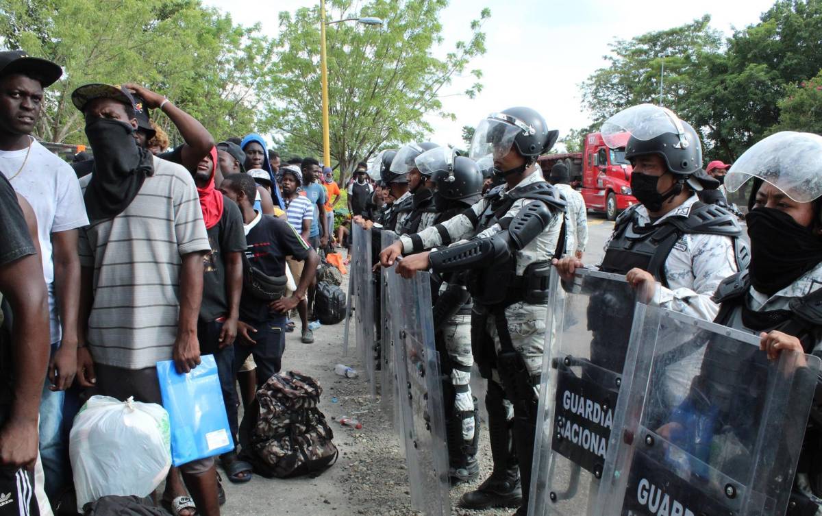 Migrantes bloquean carreteras en México para exigir visas humanitarias