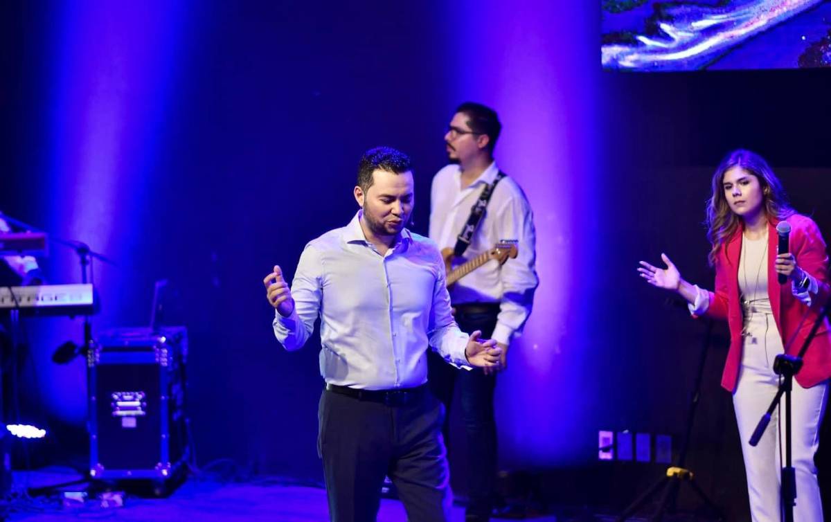 Esposa de pastor lo deja por su instructor; se lleva 10 millones de pesos y los carros de lujo