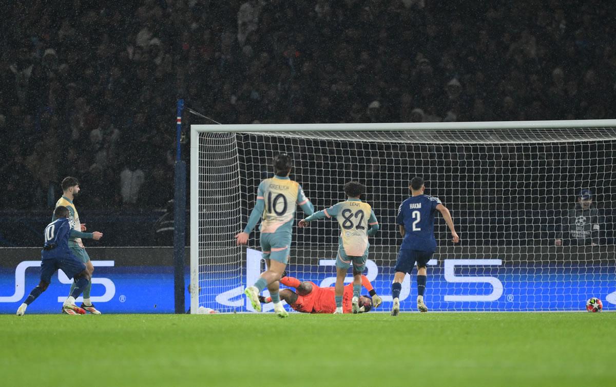 Ousmane Dembélé anotando el tanto del empate 2-2 del PSG.