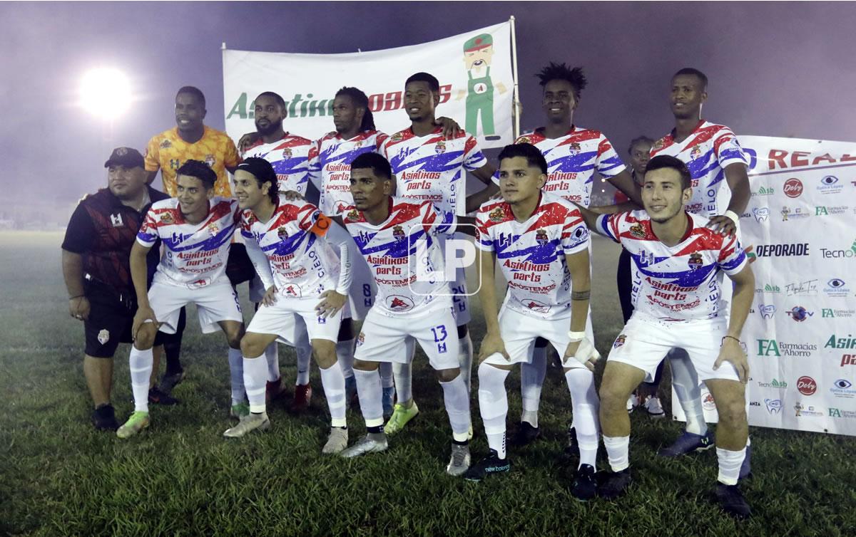 El 11 titular del Real Juventud posando antes del inicio del partido.