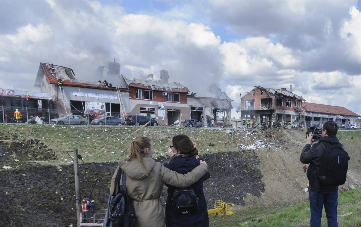 Rusia bombardea Leópolis mientras prosigue su asalto final a Mariúpol, Ucrania