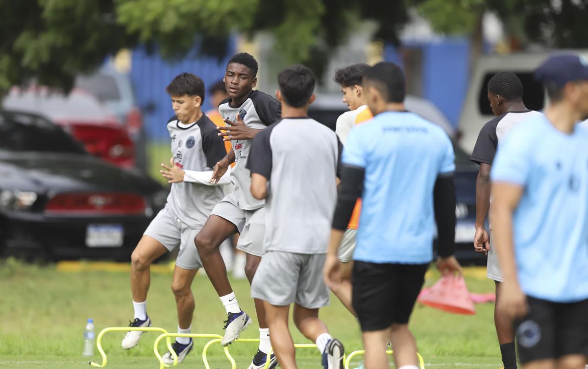 Los jóvenes futbolistas imponen intensidad en busca de la titularidad. El rango de edad es entre los 21 y 13 años.