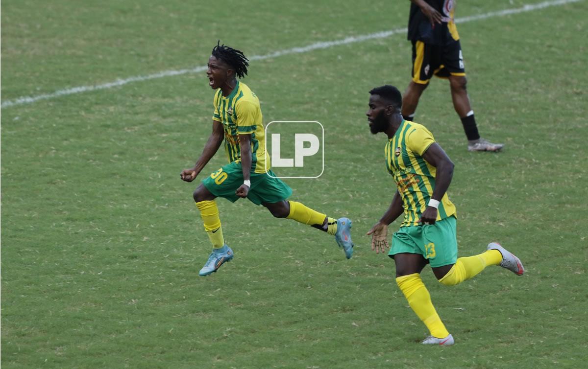 Yoel Castillo corre a celebrar eufórico su golazo frente al Génesis de Comayagua.