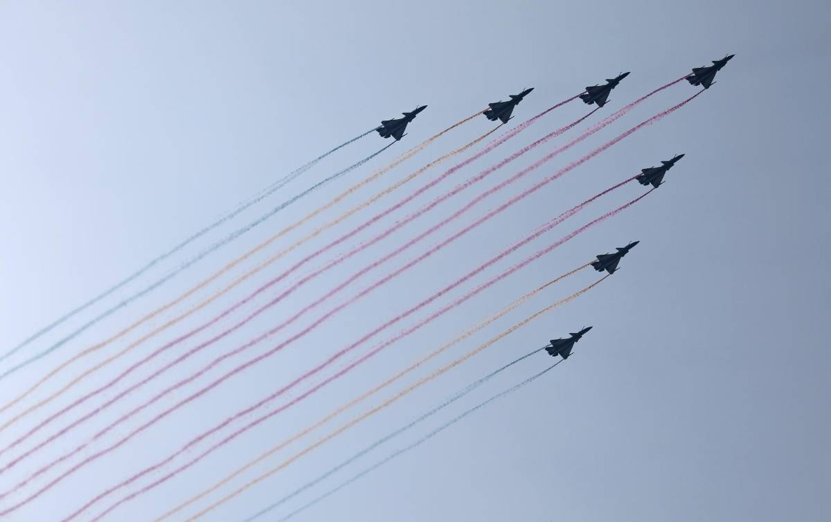 China muestra su “imparable” avance militar con drones, misiles y robots en desfile