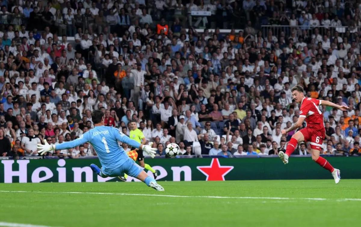 Thibaut Courtois parando el disparo de Angelo Stiller.