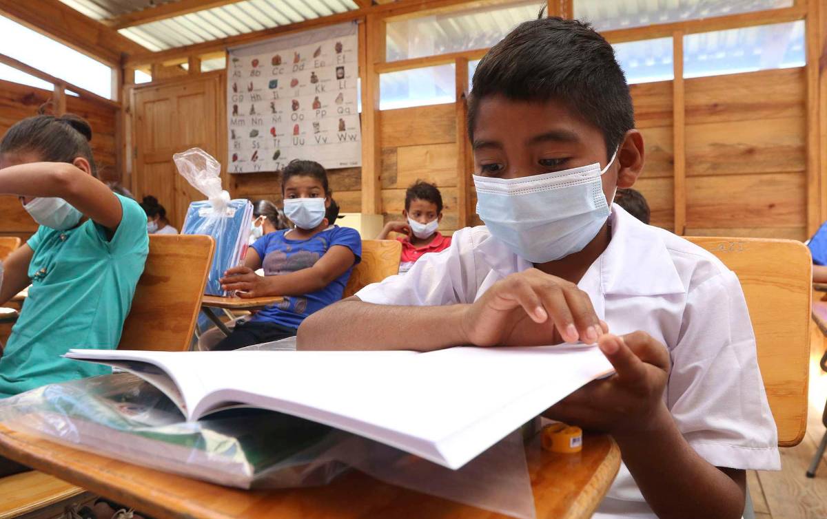 Educación prepara estrategia para retornar a clases en 2022