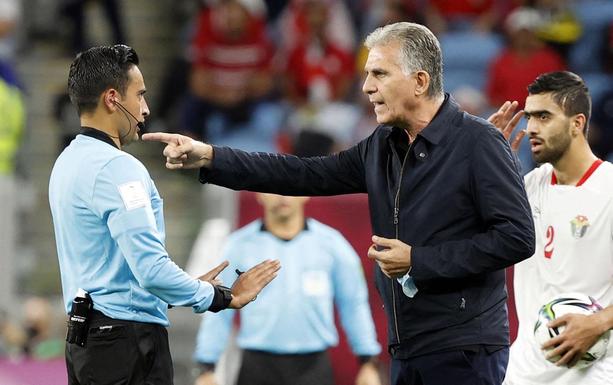 El árbitro hondureño pidiendo calma al entrenador de Egipto, el portugués Carlos Queiroz.