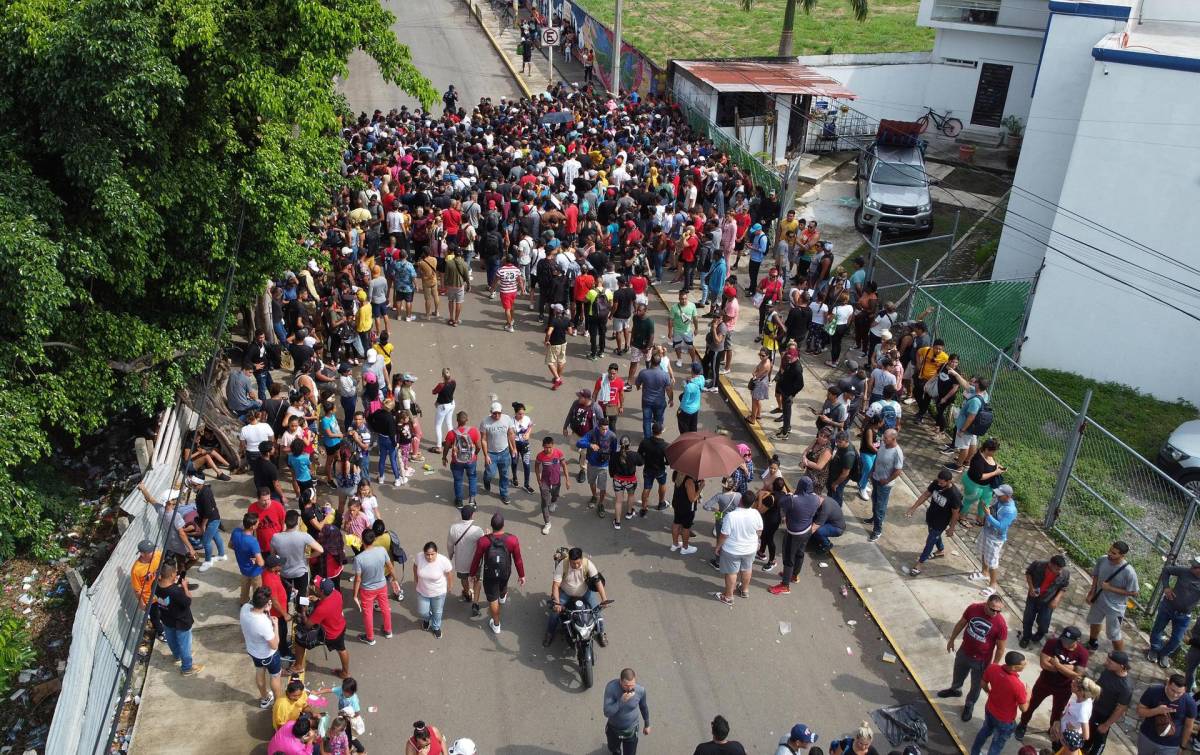 Fotografía aérea tomada hoy muestra a migrantes mientras protestan frente a las instalaciones del Instituto Nacional de Migración (INM) en Tapachula, estado de Chiapas (México).