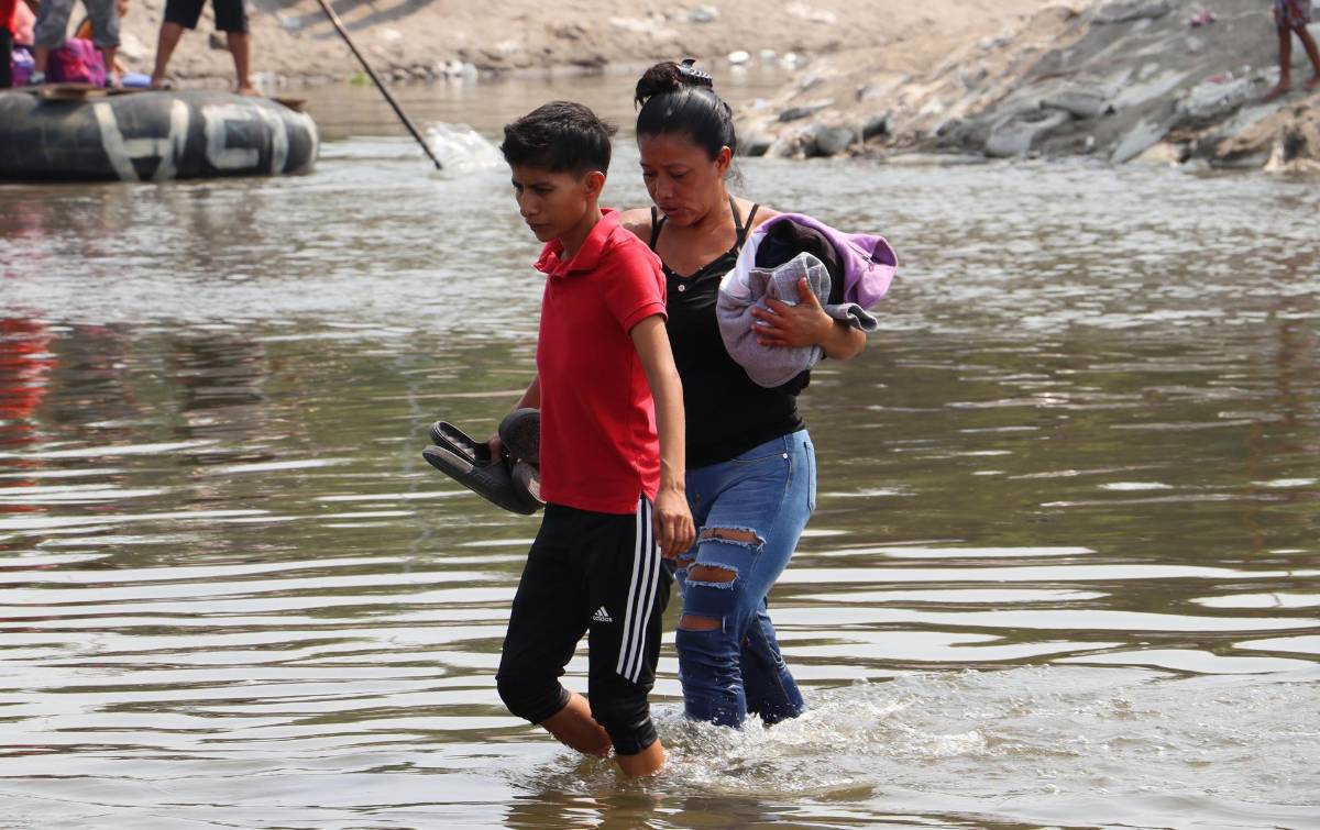 Migrantes cruzan el Río Suchiate desde Guatemala hacia México.