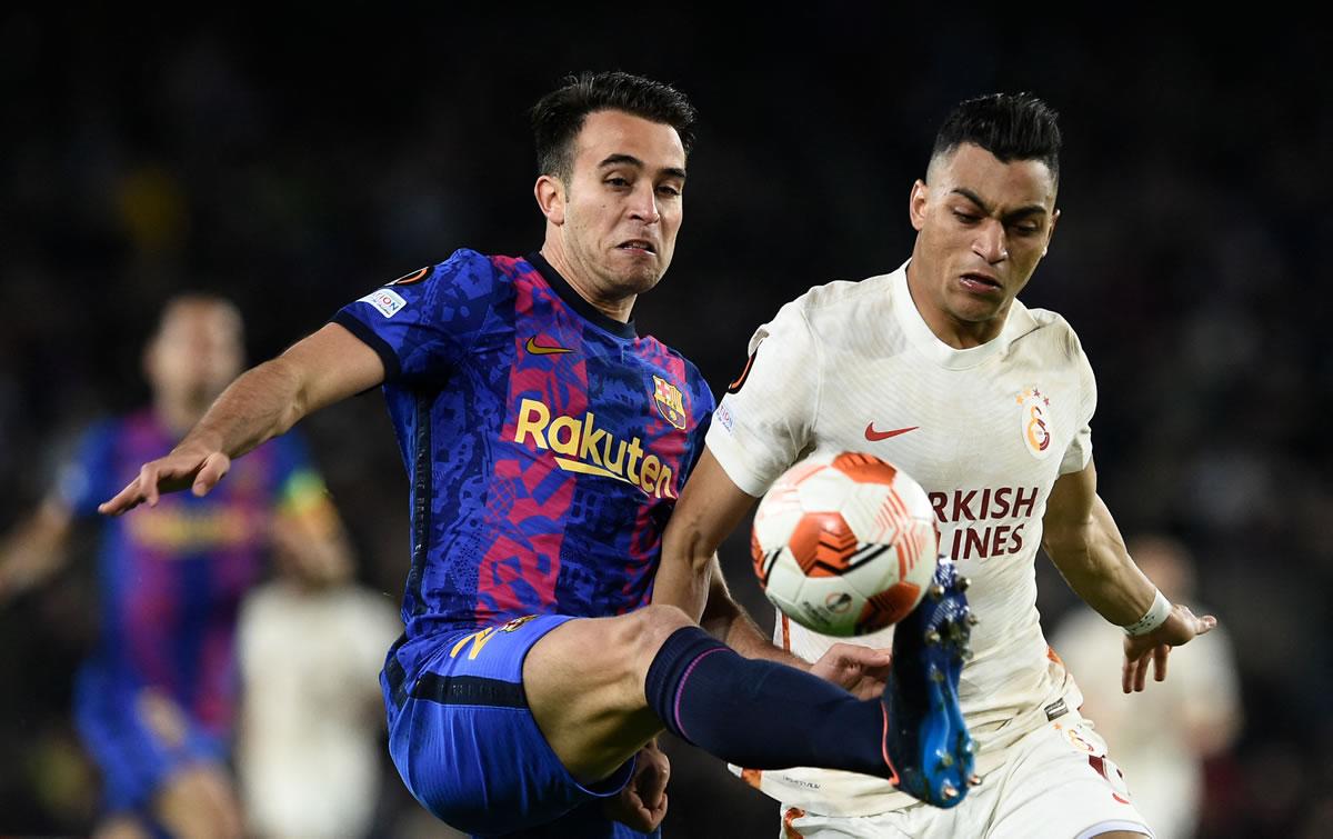 Eric García disputando el balón con el egipcio Mostafa Mohamed del Galatasaray.