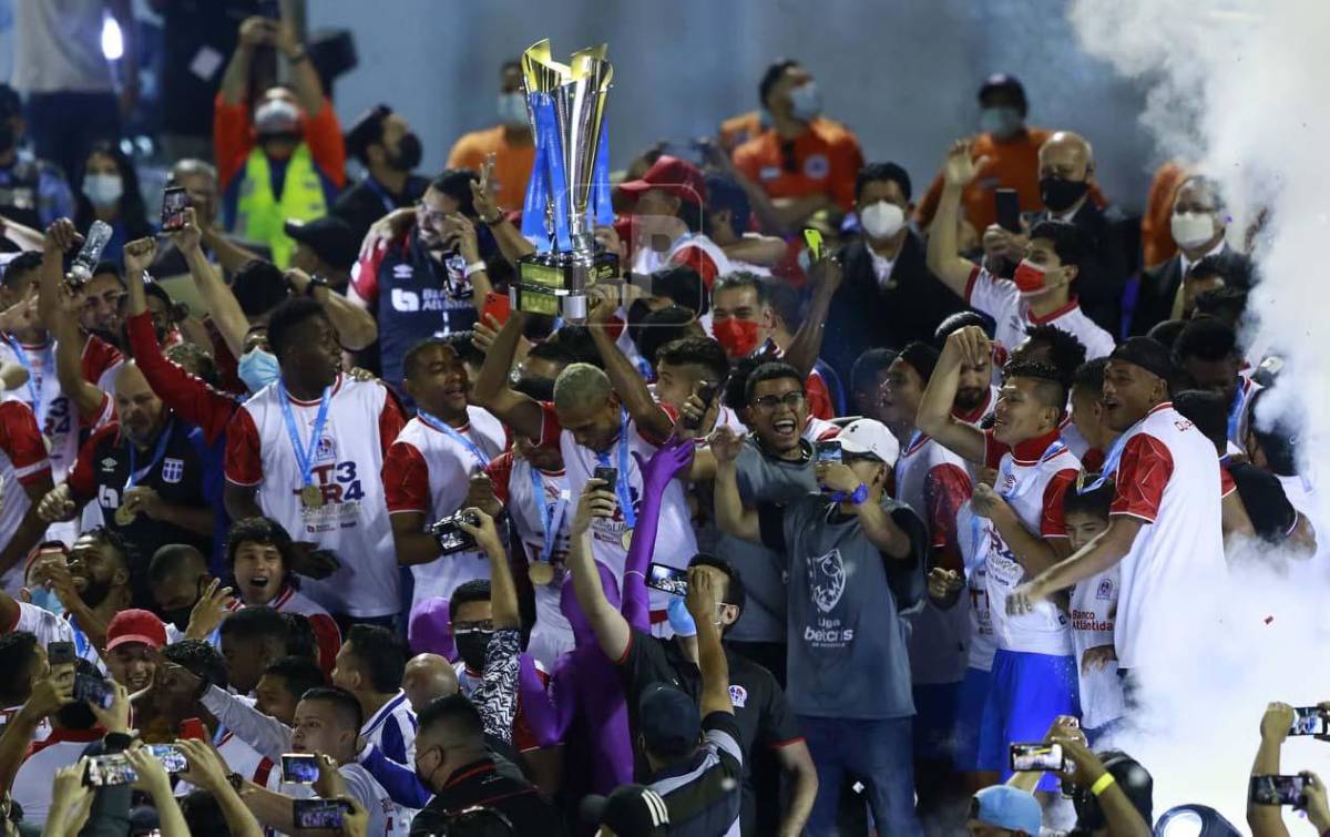 Momento en que la plantilla del Olimpia alzaba la Copa 34 de su historia.