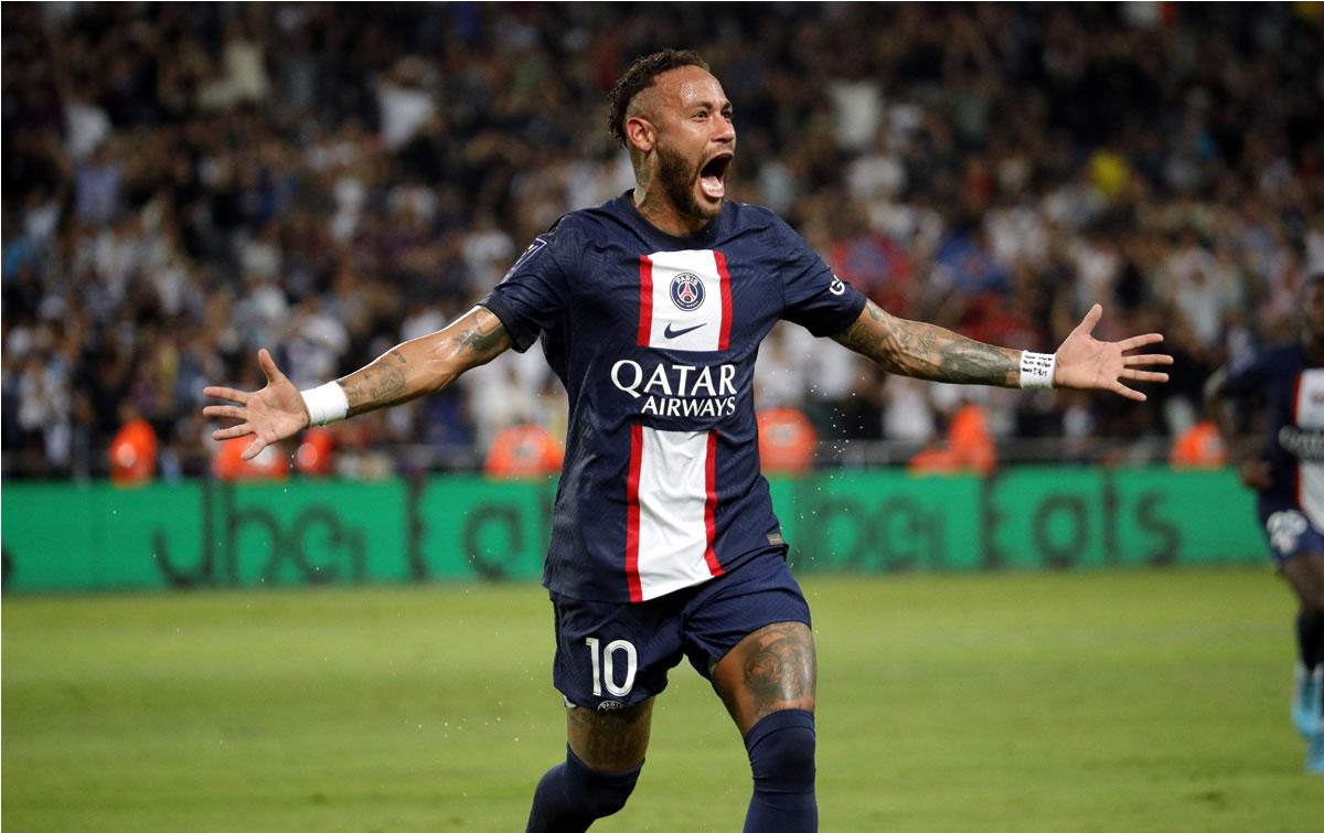 Neymar celebrando con los brazos abiertos su golazo de tiro libre en la Supercopa de Francia.