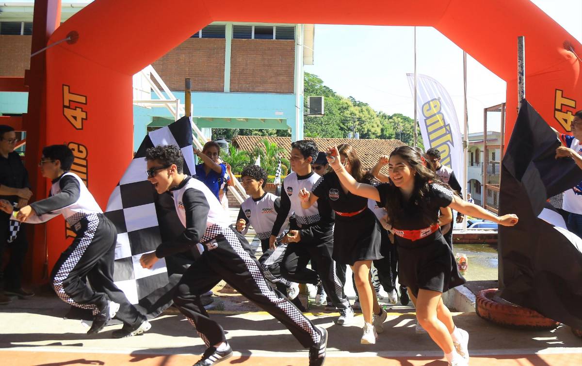 Así fue la entrada triunfal de los alumnos de último año.