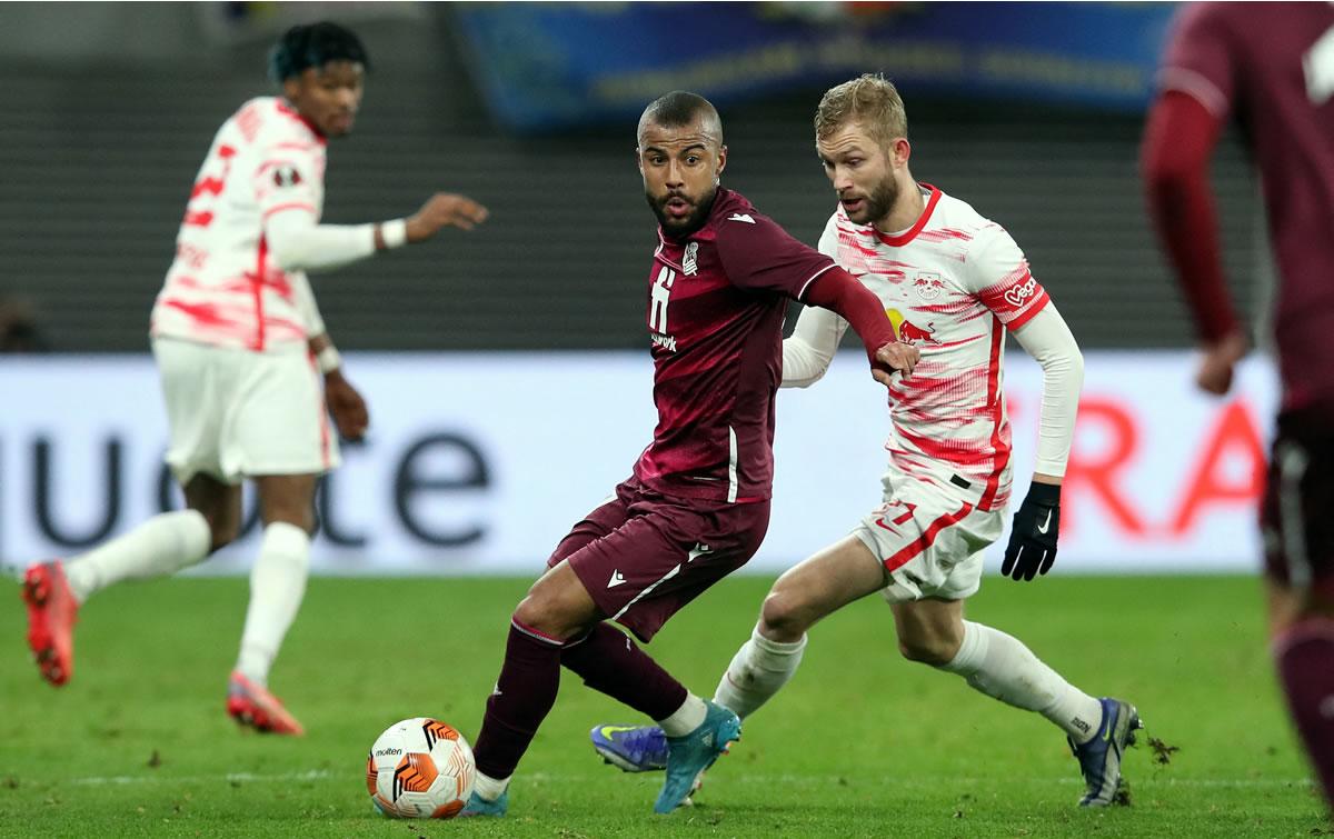 Rafinha Alcántara es marcado por el jugador Konrad Laimer del Leipzig.