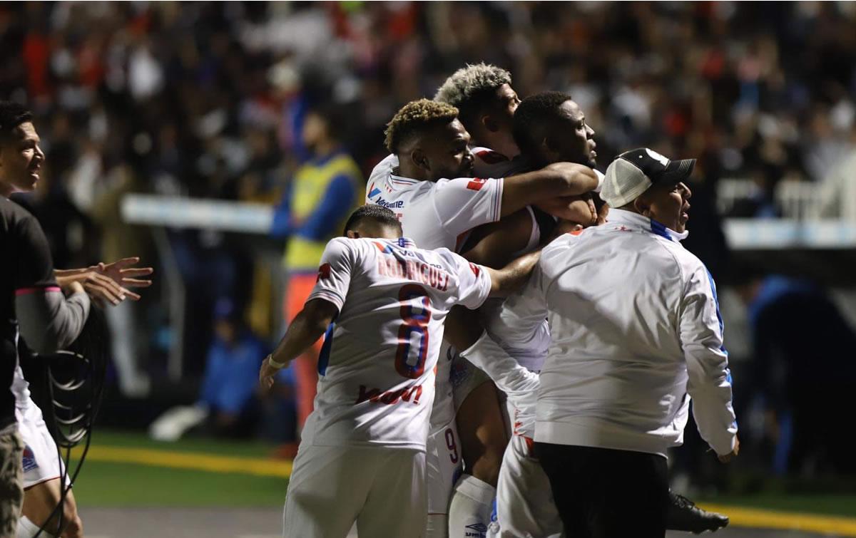 Todos se fueron encima de Yustin Arboleda para festejar el gol del título.