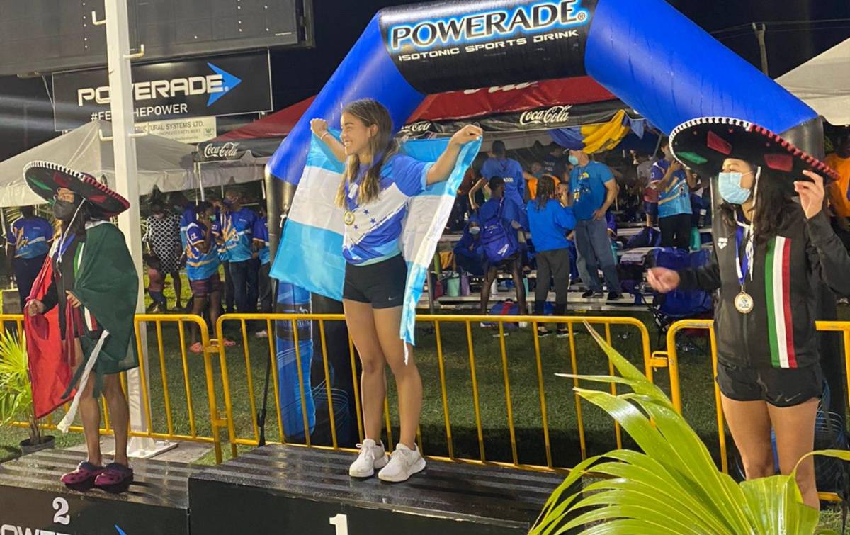 Michell Ramírez (centro) superó a nadadoras mexicanas.