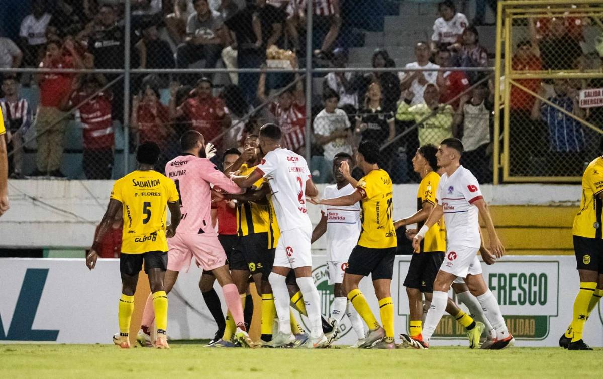 Peleas en el Real España-Olimpia, lo que pasó con Menjívar y brasileña sorprende