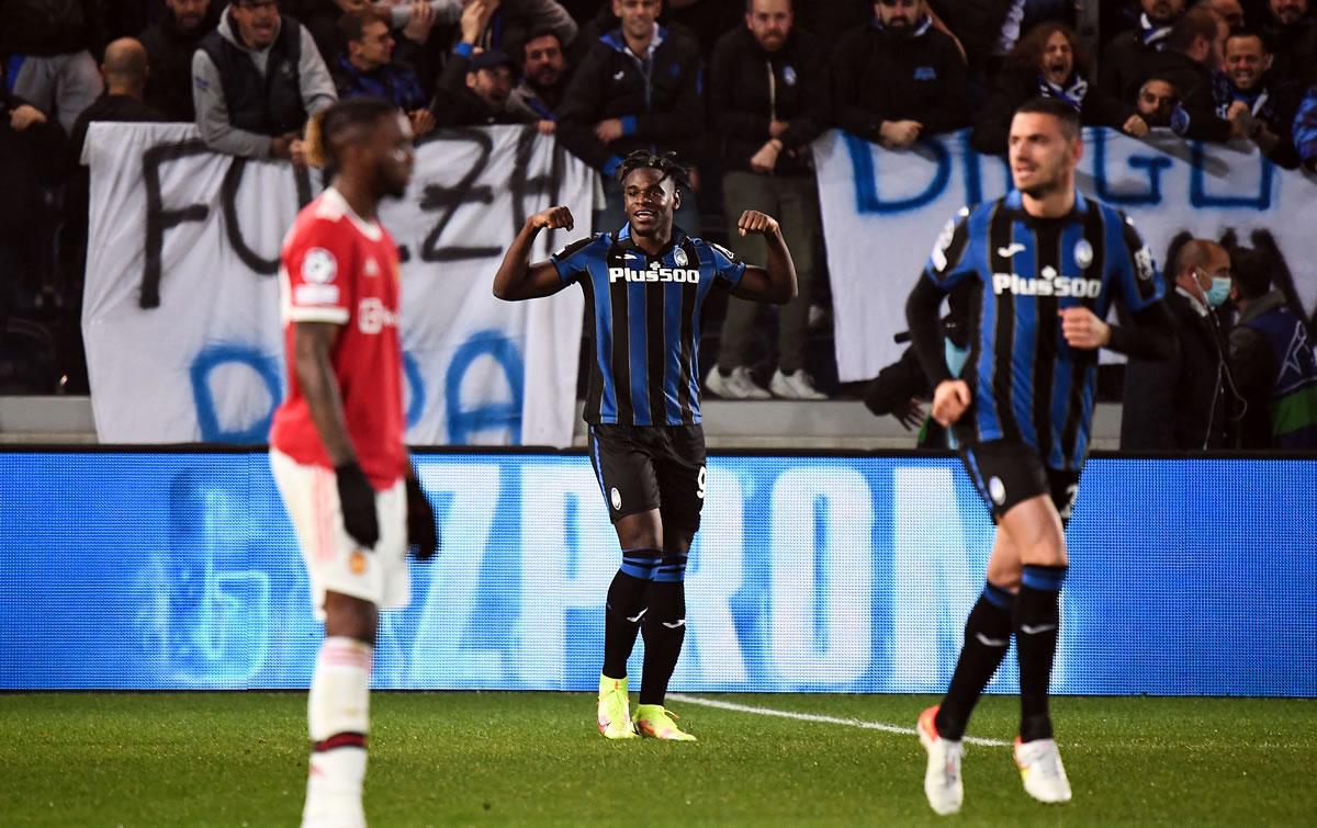Duván Zapata marcó el 2-1 del Atalanta ante el United.