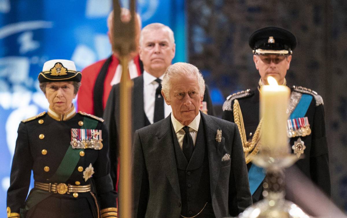 Carlos, la princesa Ana, y los príncipes Andrés y Eduardo lideraron una procesión en honor a la reina Isabel II en Escocia.