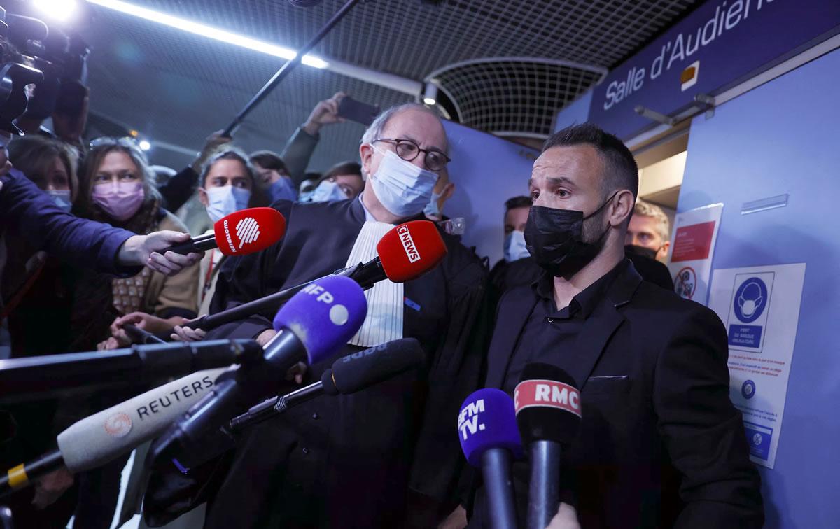 Mathieu Valbuena hablando ante, junto al abogado Paul Albert Iweins, dentro del tribunal al final de la audiencia en Versalles.