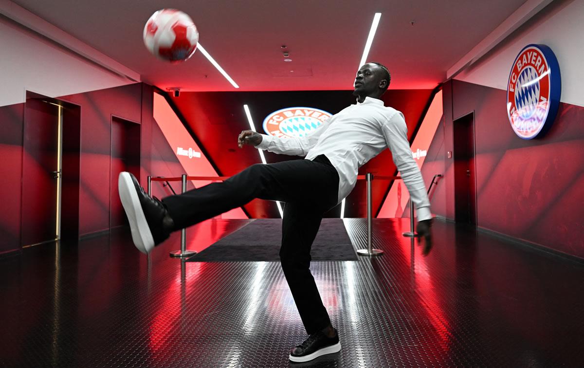 Sadio Mané se puso a dar toques con el balón en el Allianz Arena.
