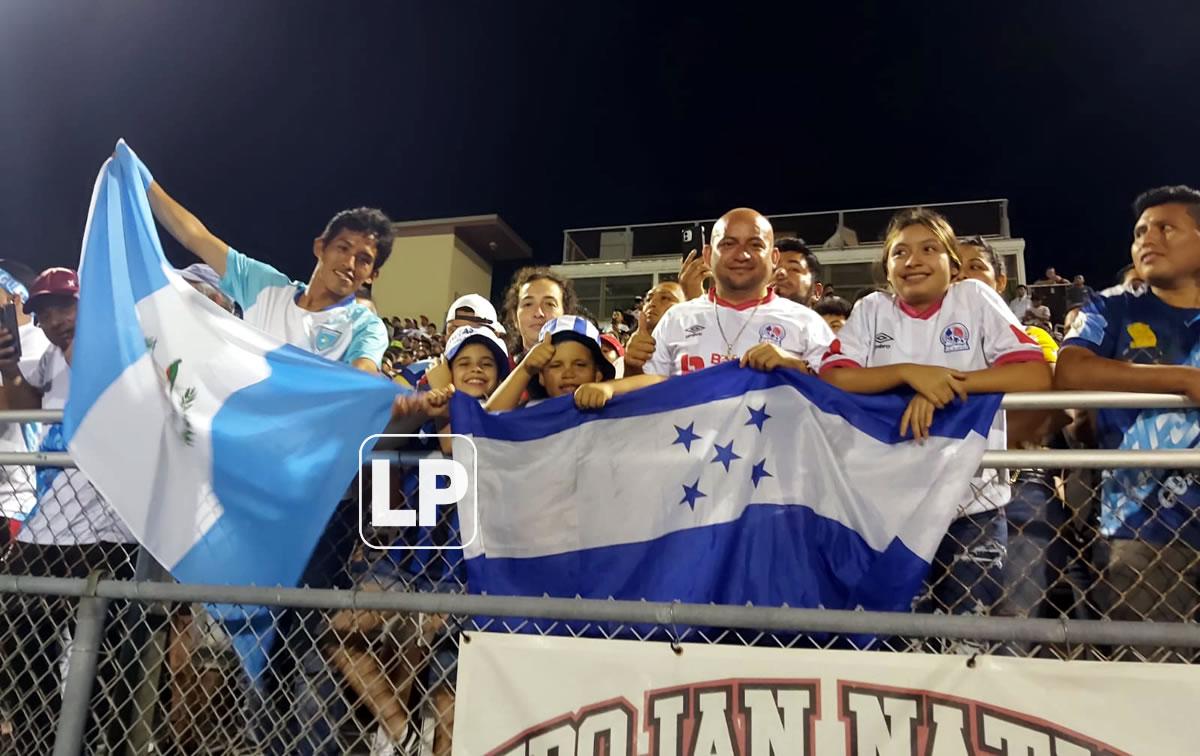 Aficionados hondureños y guatemaltecos asistieron al partido de leyendas.