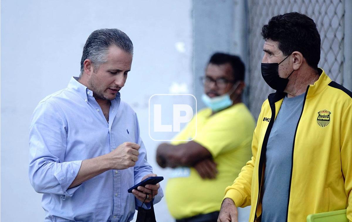 Elías Burbara estuvo charlando con Héctor Vragas en el estadio Morazán antes de enfrentar al Alajuelense.