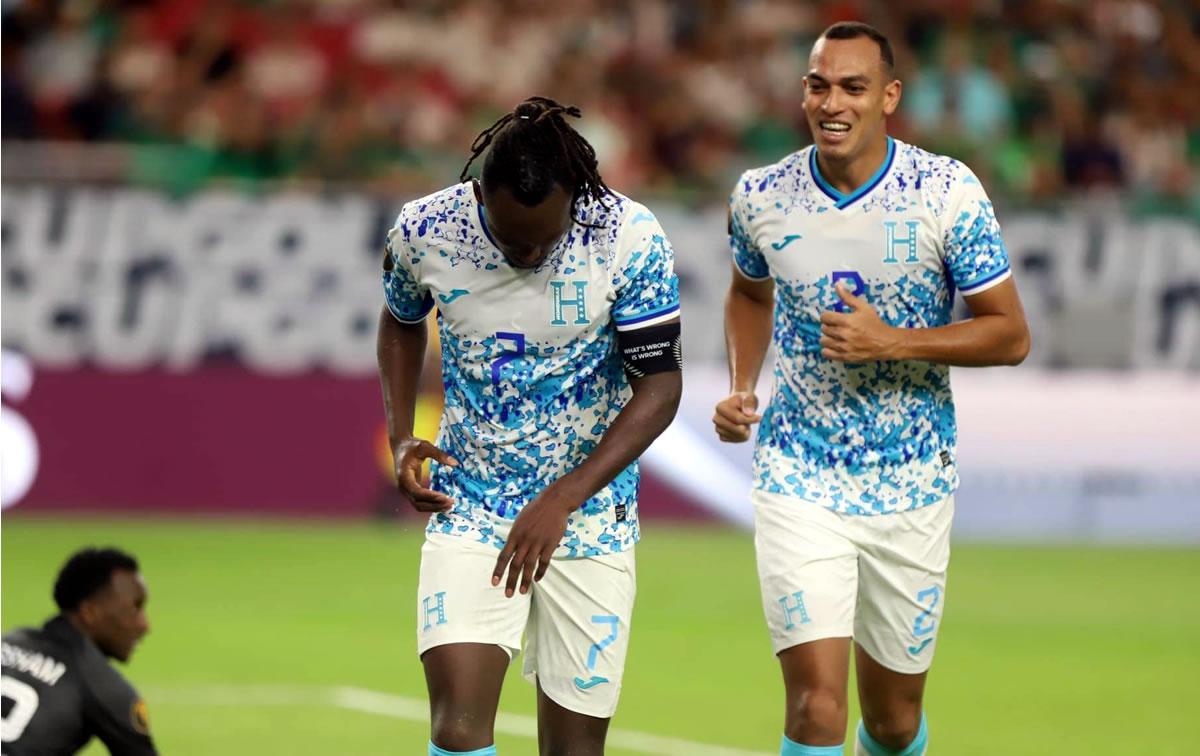 Alberth Elis sufrió una fractura en su brazo izquierdo en la jugada del gol ante Qatar.