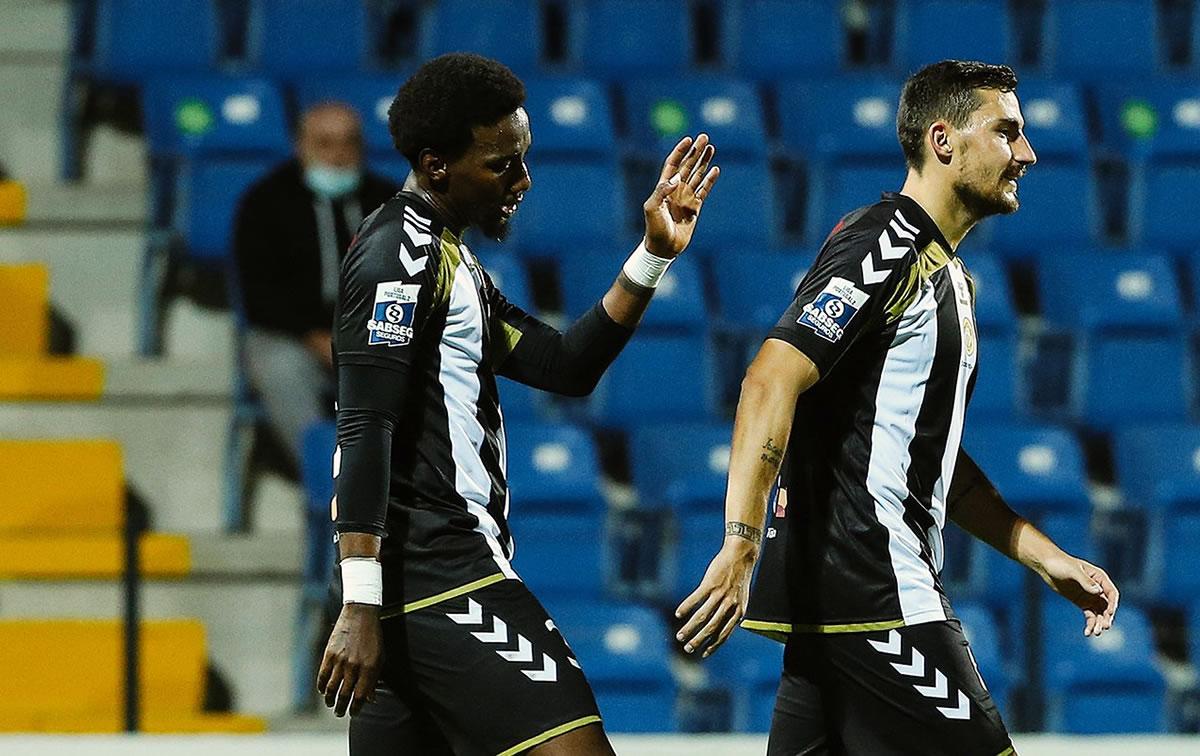 El delantero hondureño celebrando uno de sus goles de la noche.