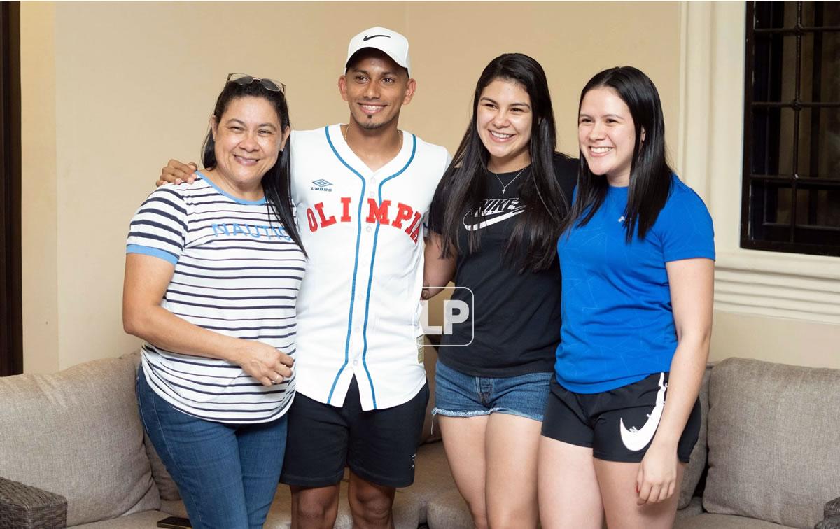 Edwin Rodríguez también posó con su suegra doña Edith, su cuñada y su novia, Vanessa Hernández.