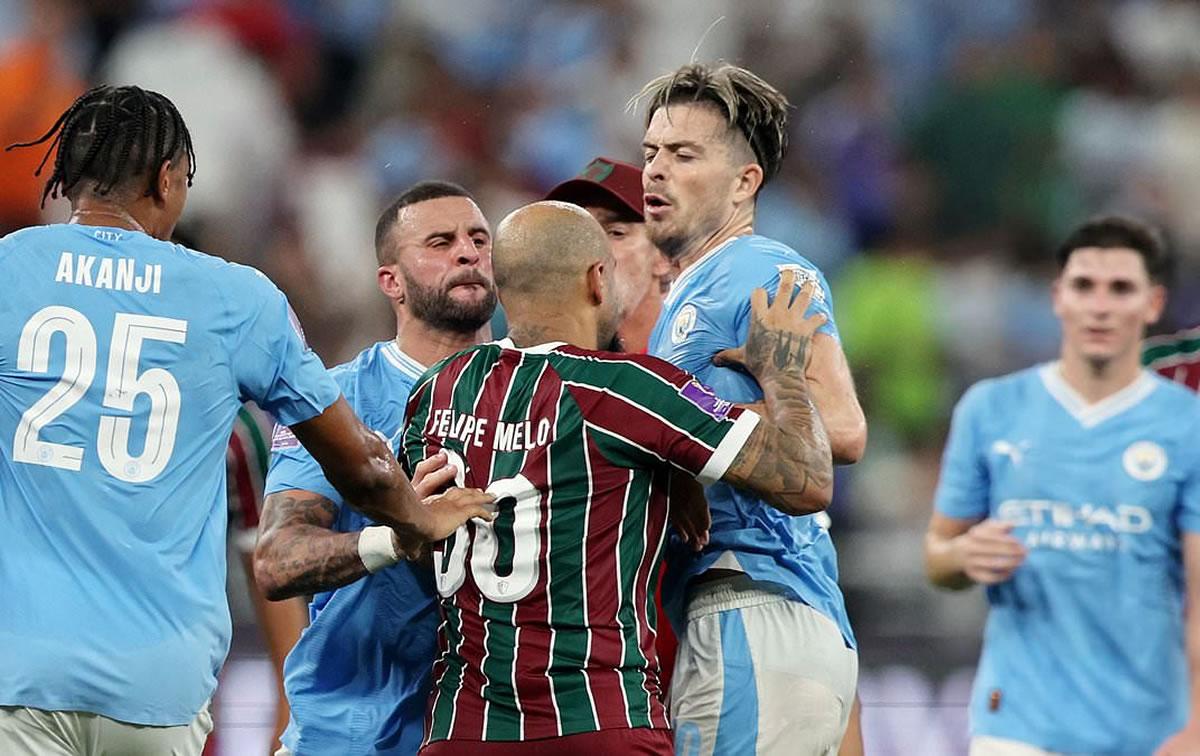 Felipe Melo también se enganchó con Jack Grealish, a quien acusó de burlarse de los jugadores del Fluminense.