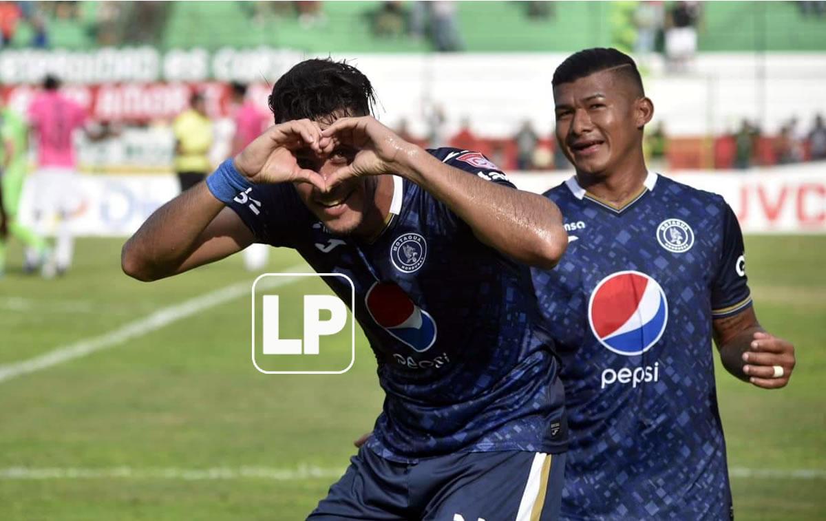 La celebración de Ángel Tejeda tras hacer su cuarto gol del campeonato.