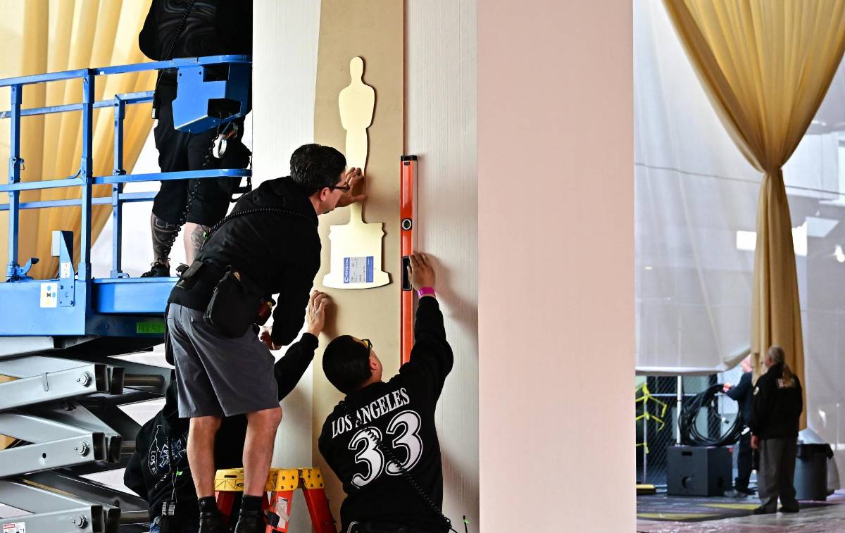 El rojo en el suelo contrasta con las cortinas beige que rodean la carpa que ha bloqueado el Paseo de la Fama de Hollywood desde el pasado 29 de febrero.
