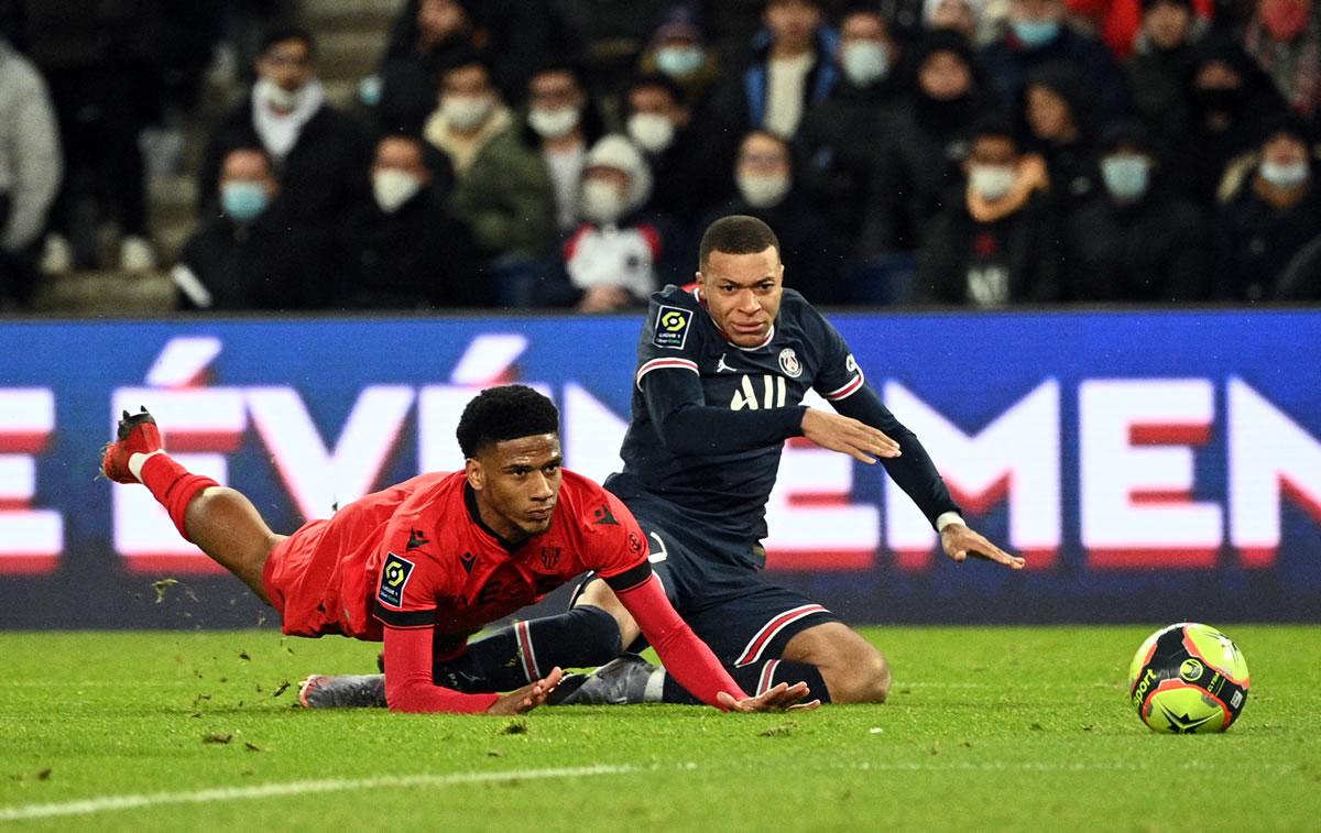 Kylian Mbappé y Jean-Clair Todibo en la disputa del balón.