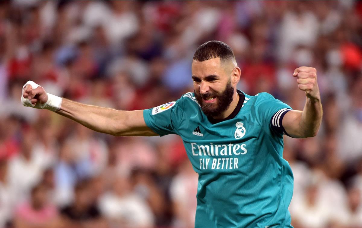 La celebración de Karim Benzema tras su gol número 25 en la Liga Española 2021-2022.