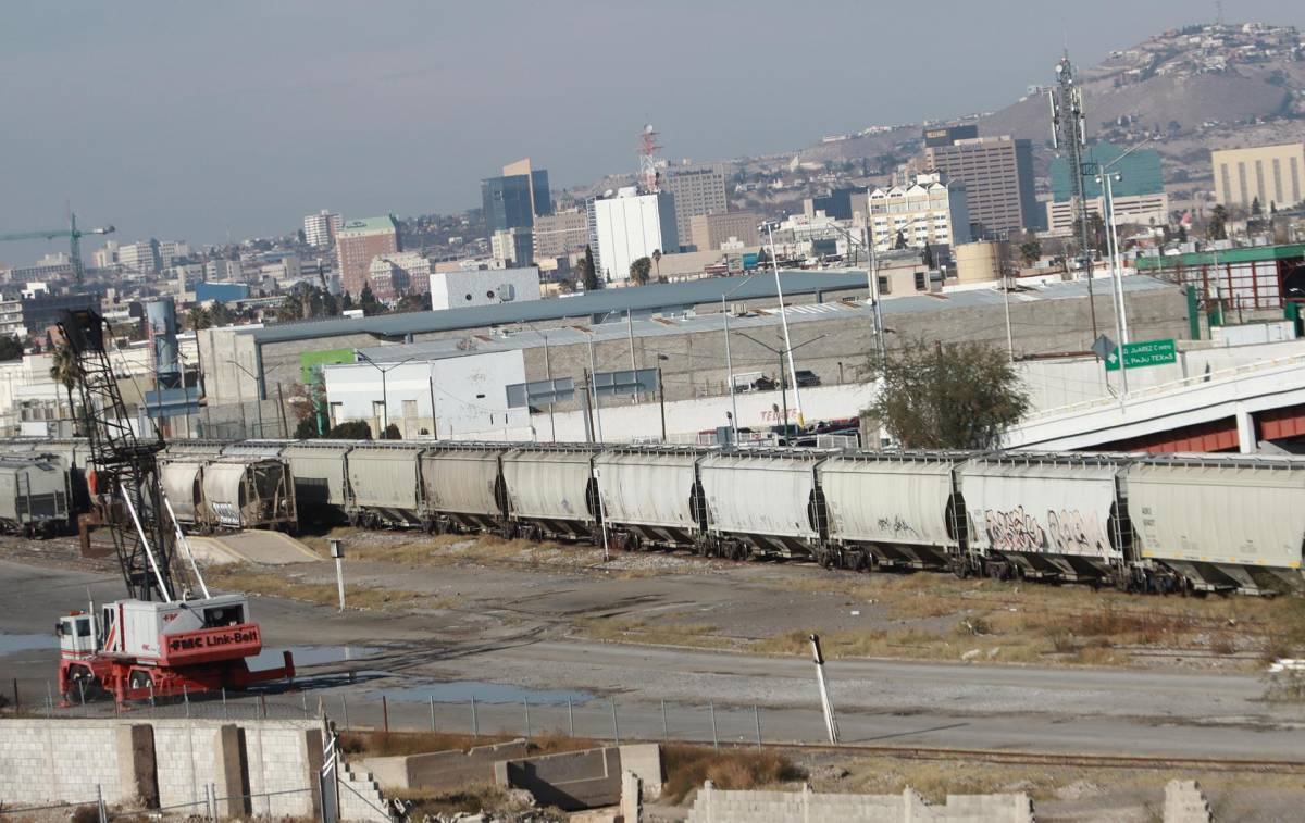 Autoridades mexicanas y estadounidenses anunciaron este viernes la reapertura de dos cruces ferroviarios en la frontera de México con Texas (Estados Unidos) tras cinco días de cierre por el repunte del flujo migratorio, lo que provocó pérdidas millonarias en el comercio.