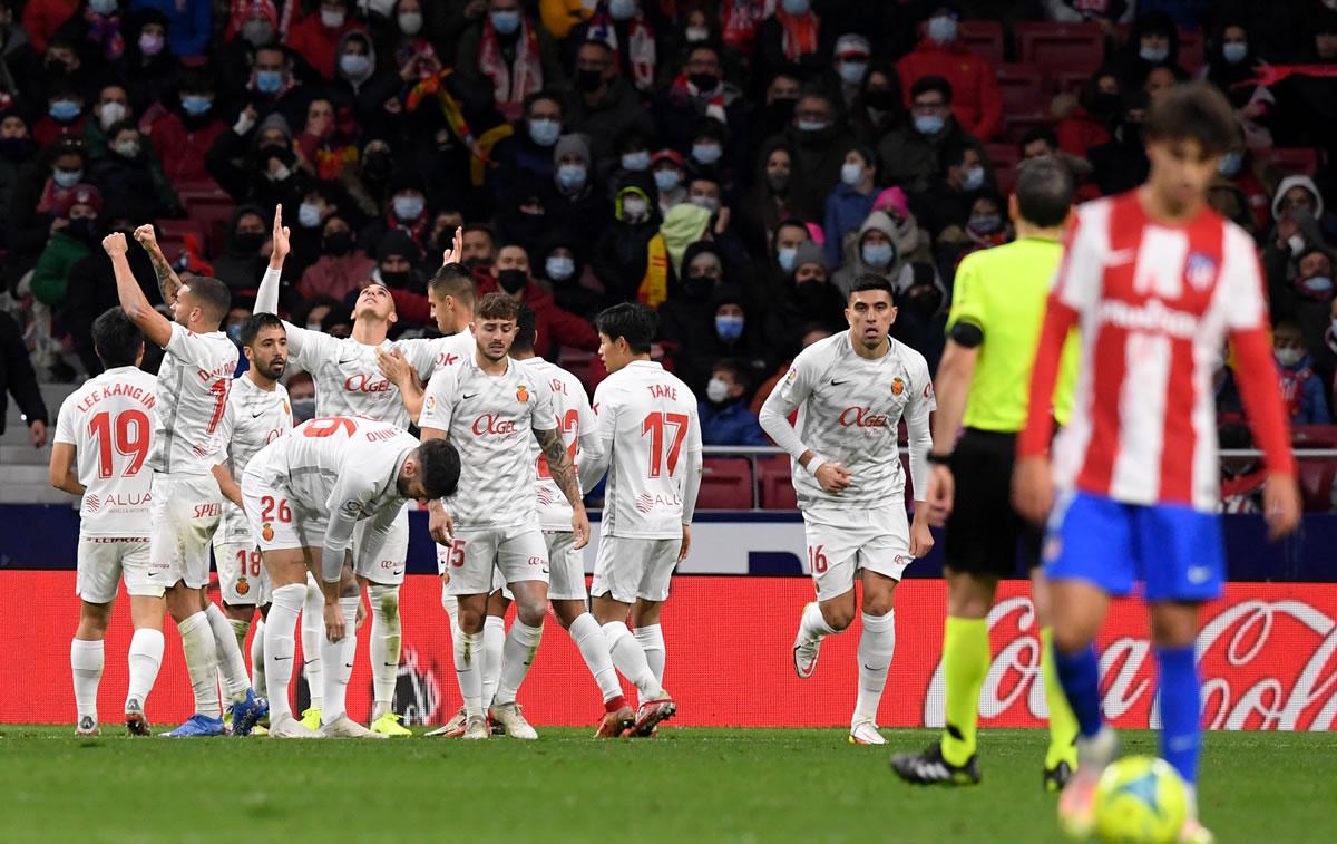 Jugadores del Mallorca celebrando el gol del empate marcado por el argentino Franco Matías Russo.