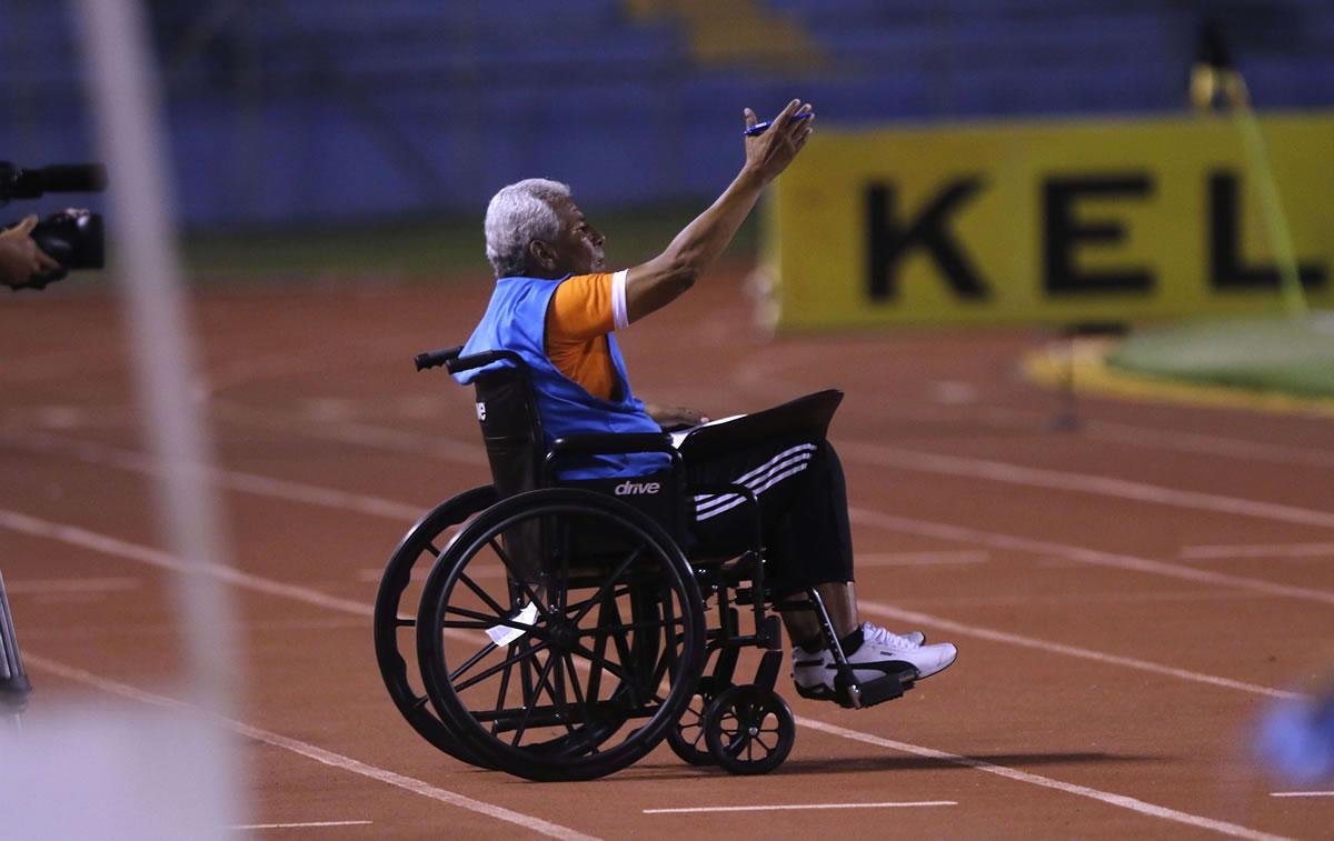 Héctor Castellón ha estado dirigiendo partidos de la UPN desde una silla de ruedas.