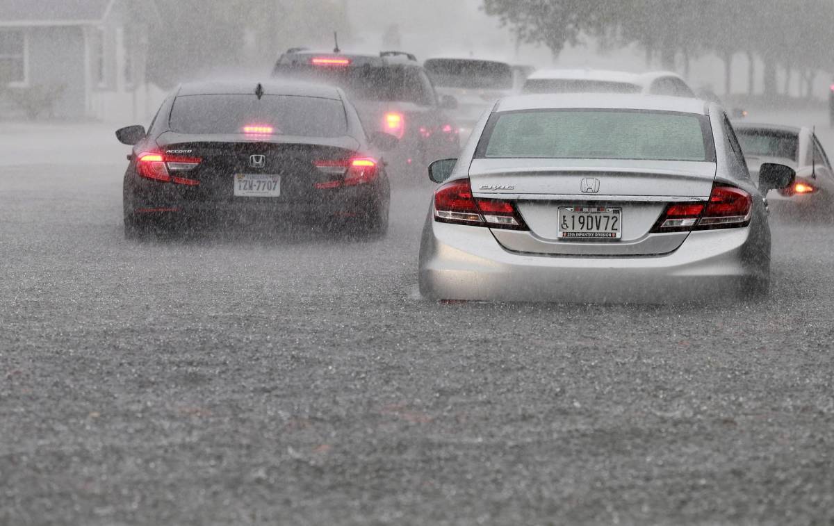 Varios autos quedaron varados tras las repentinas inundaciones en Fort Lauderdale.