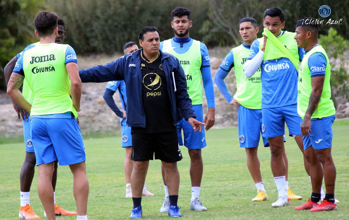 César ‘Nene‘ Obando dirigiendo un entrenamiento en el Motagua.