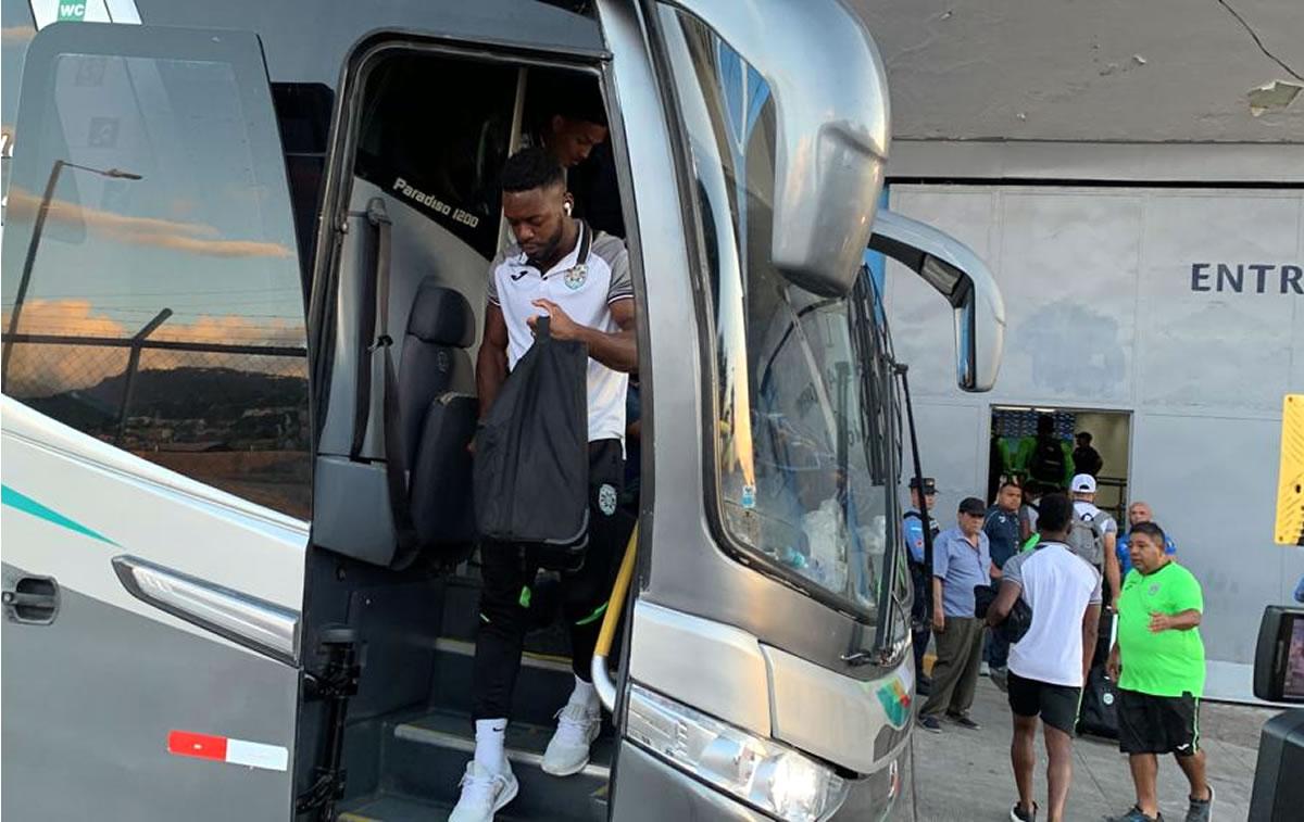 A las 5.00 en punto arribó el plantel del Monstruo Verde.