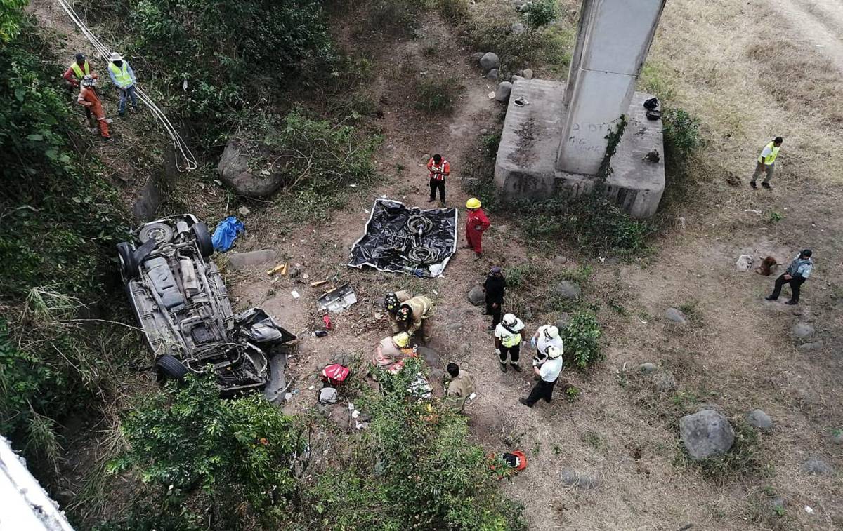 Dos migrantes muertos y 15 heridos, entre hondureños, deja accidente en Veracruz