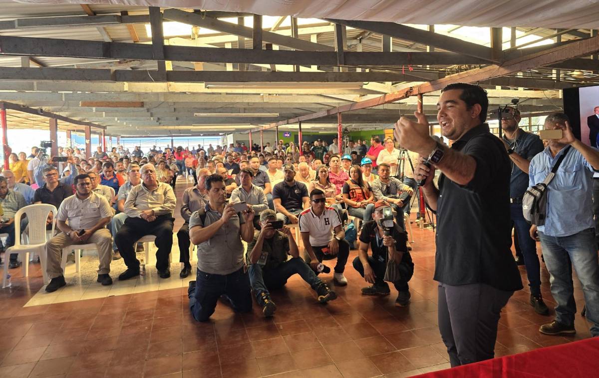 Autoridades del Gobierno durante la reunión.